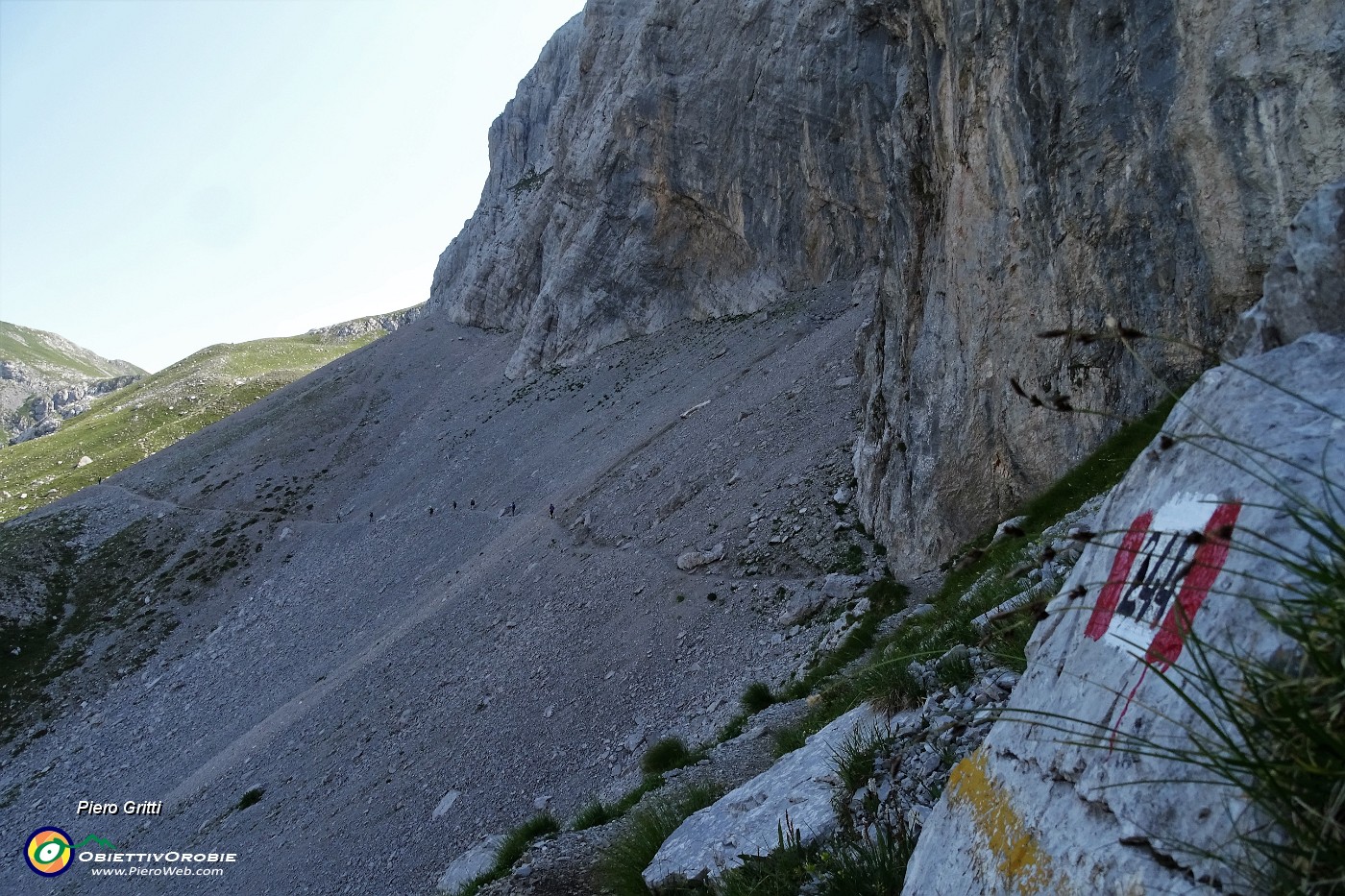 17 Nel Mandrone sui ghiaioni sotto imponenti contrafforti rocciosi.JPG